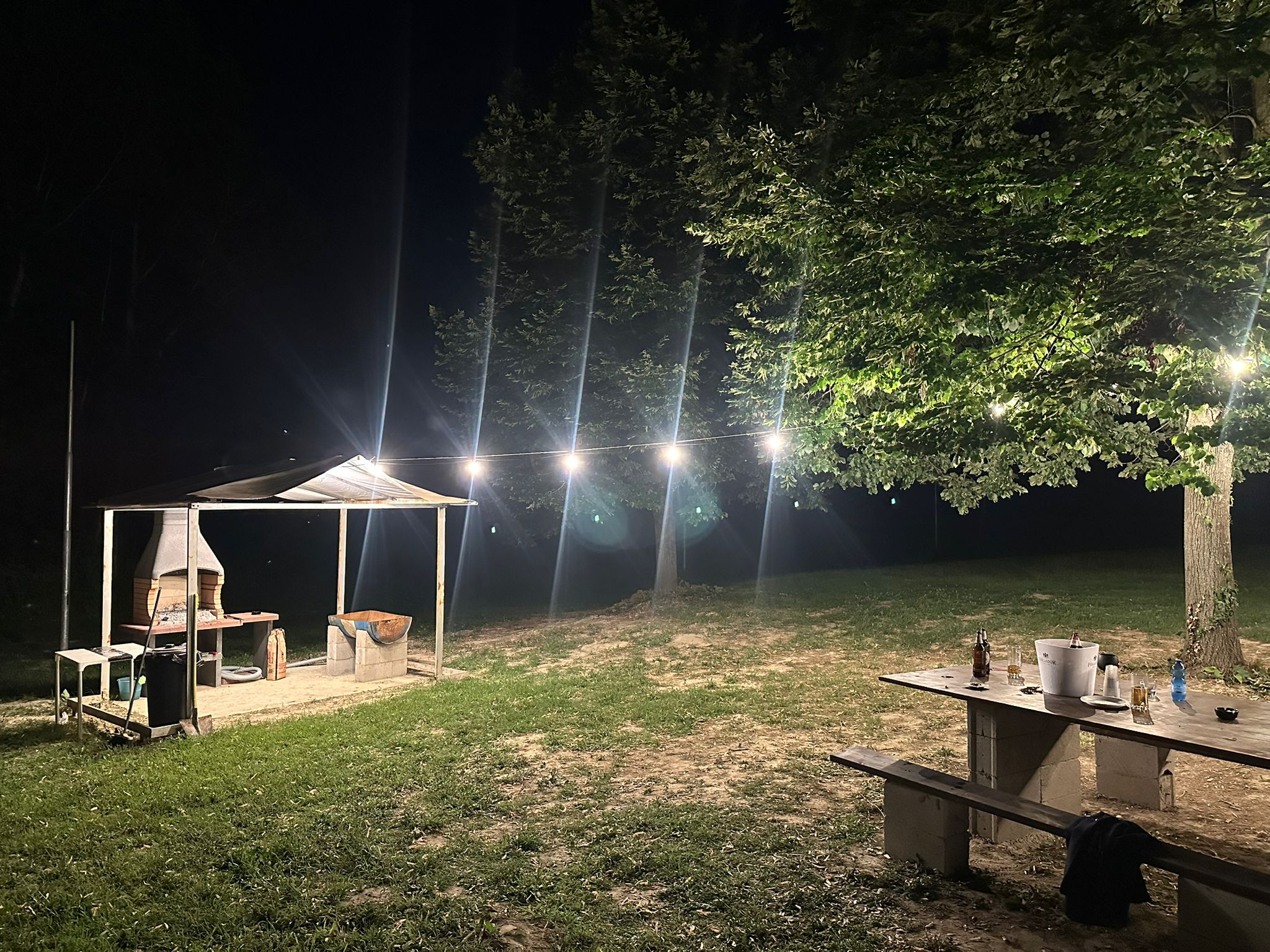 Area barbecue di sera