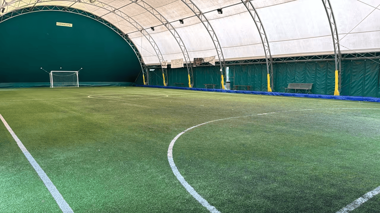Campetto da calcio a 5 in erba sintetica al coperto