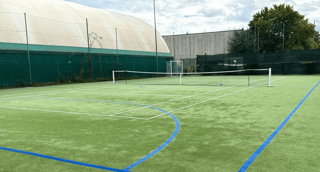 Campetto da tennis in erba sintetica all'aperto